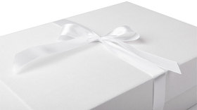 Коробка подарочная с лентой белой атласной, белый/бурый